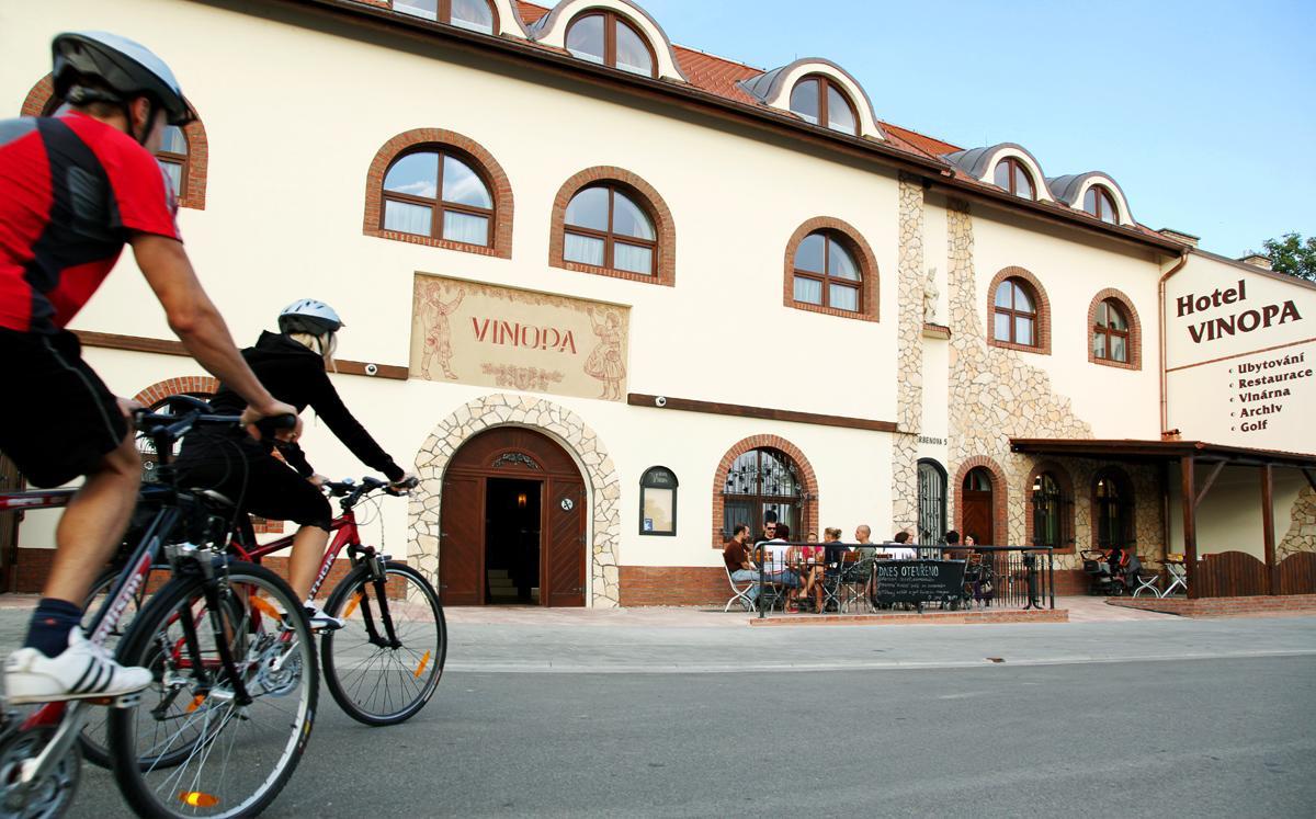 Hotel Vinopa Hustopeče Exteriör bild