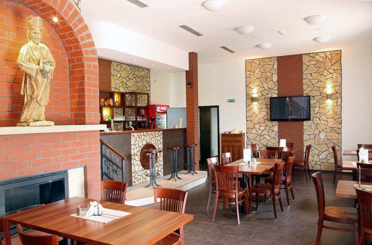 Hotel Vinopa Hustopeče Exteriör bild