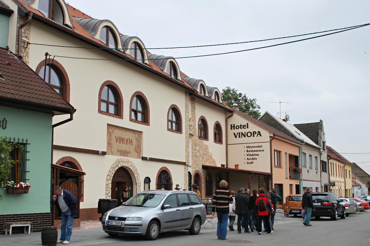 Hotel Vinopa Hustopeče Exteriör bild