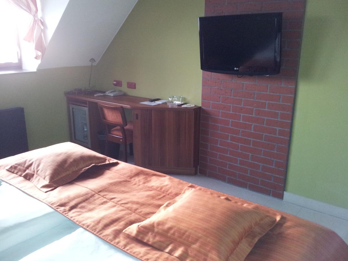 Hotel Vinopa Hustopeče Exteriör bild