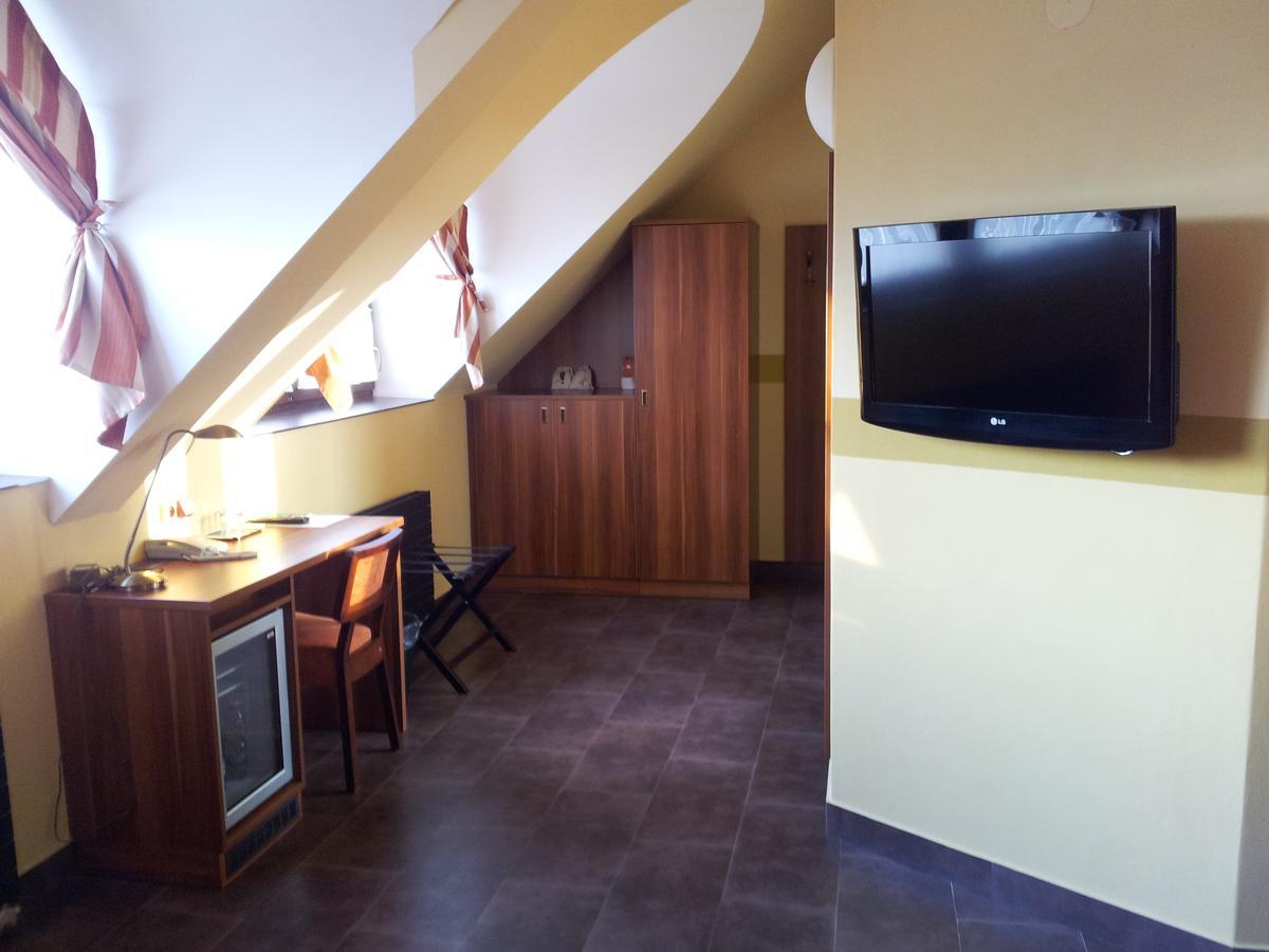 Hotel Vinopa Hustopeče Exteriör bild