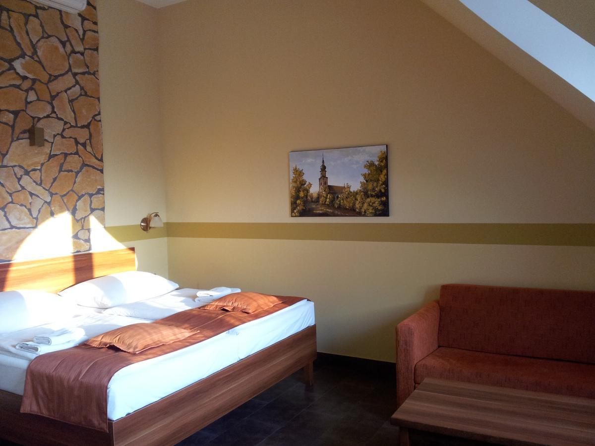Hotel Vinopa Hustopeče Exteriör bild