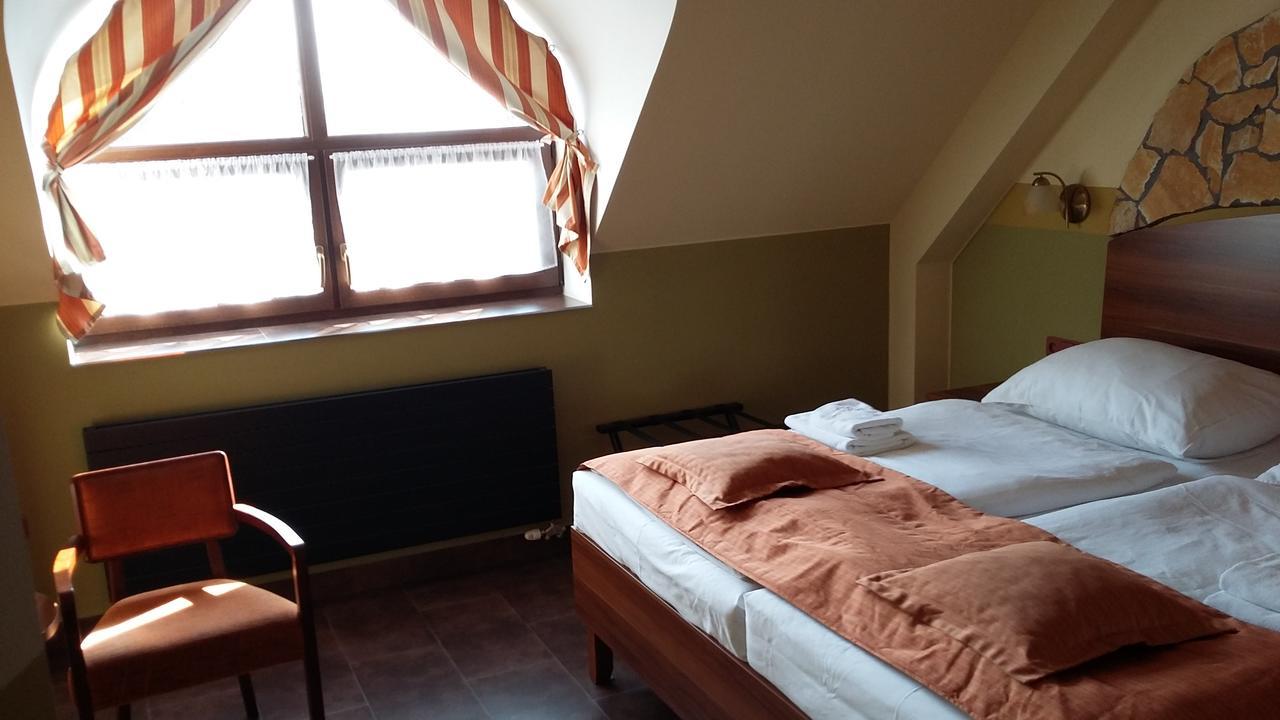 Hotel Vinopa Hustopeče Exteriör bild