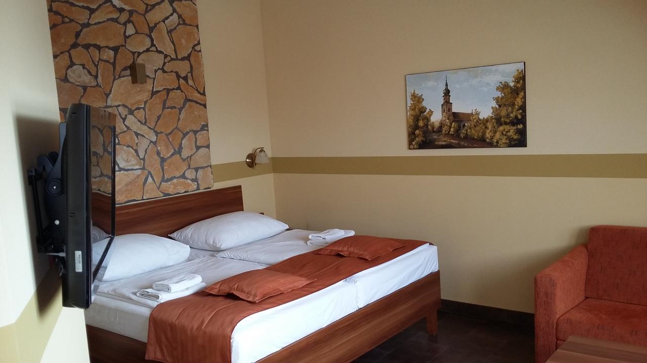Hotel Vinopa Hustopeče Exteriör bild