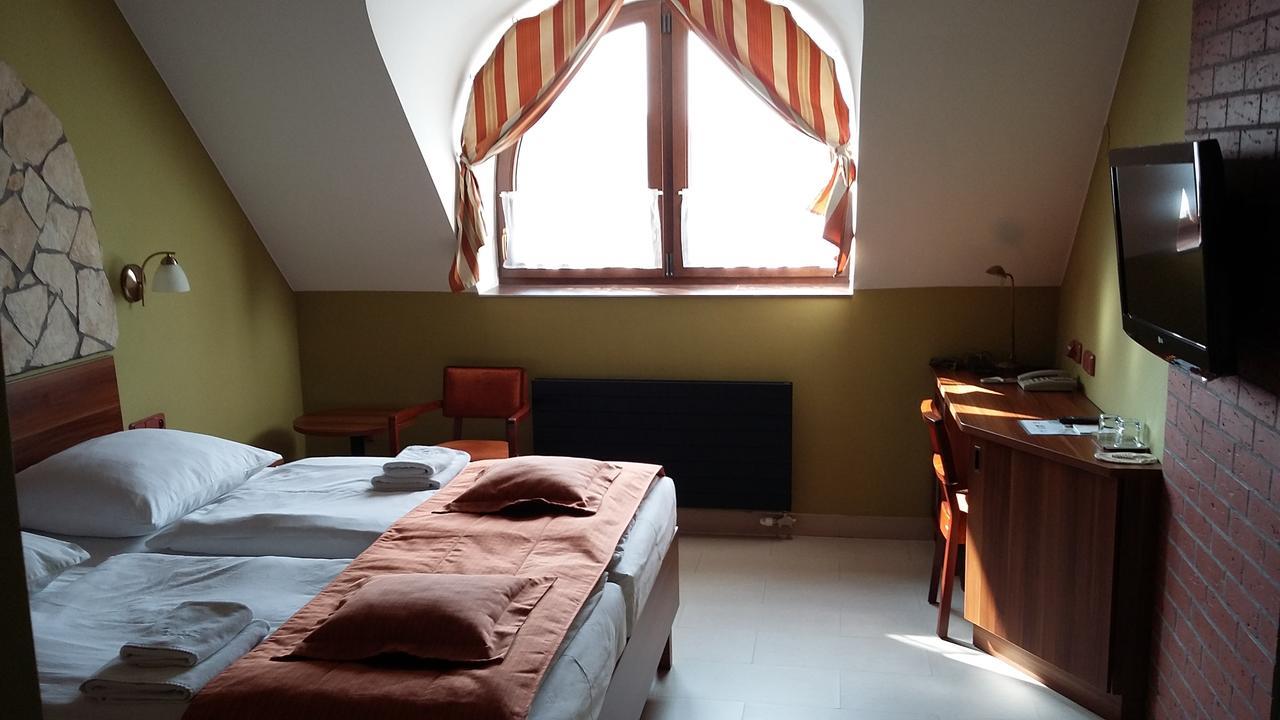 Hotel Vinopa Hustopeče Exteriör bild