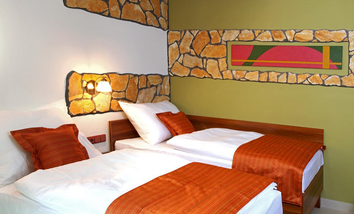 Hotel Vinopa Hustopeče Exteriör bild
